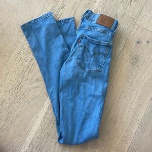 Levi’s high rise size 23, stretchy